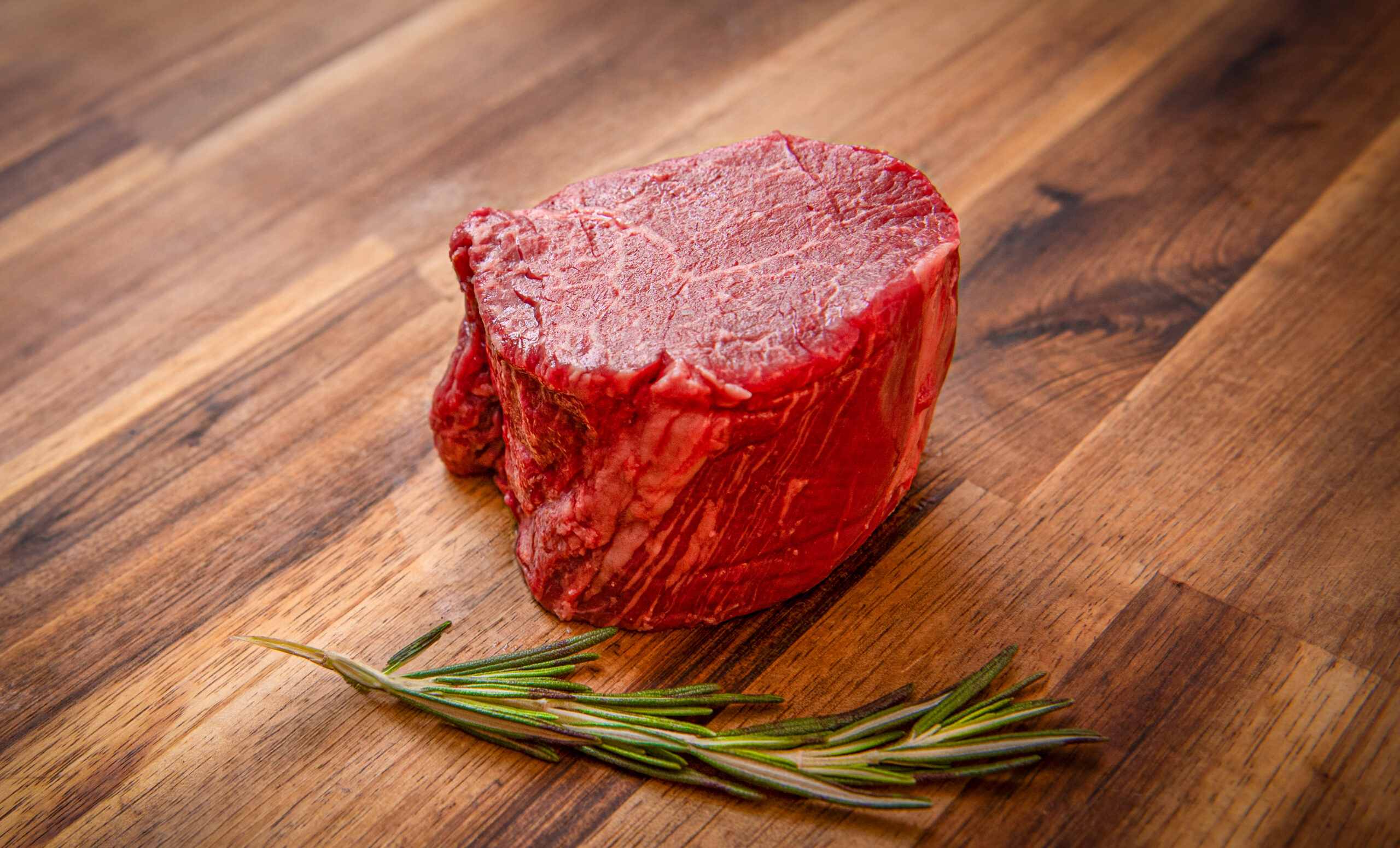 Brandinta jautienos išpjova padėta ant medinės lentutės