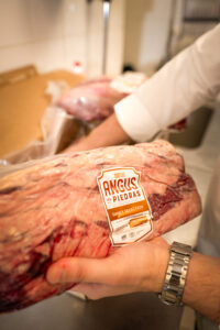 Rankose laikomas Antrekotas iš "Las Piedras" ūkio