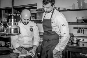 Virutvėje stovintys River Town šefai. 