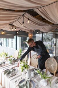 Serviruojamas vestuvių stalas